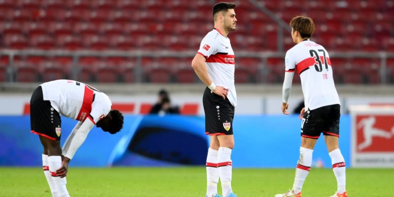 Cầu thủ Wataru Endo khoác trên mình chiếc áo CLB